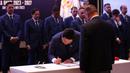 <p>Ketua Umum PSSI, Erick Thohir menandatangani surat pelantikan saat acara Pelantikan Pengurus PSSI Masa Bakti 2023-2027 yang berlangsung di Hotel Fairmont, Jakarta, Jumat (26/05/2023). (Bola.com/Bagaskara Lazuardi)</p>