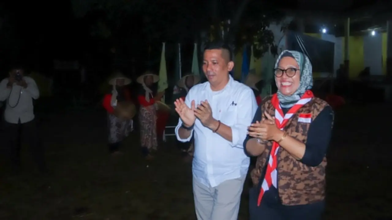 Bupati Kabupaten Kepulauan Meranti Muhammad Adil (baju putih).