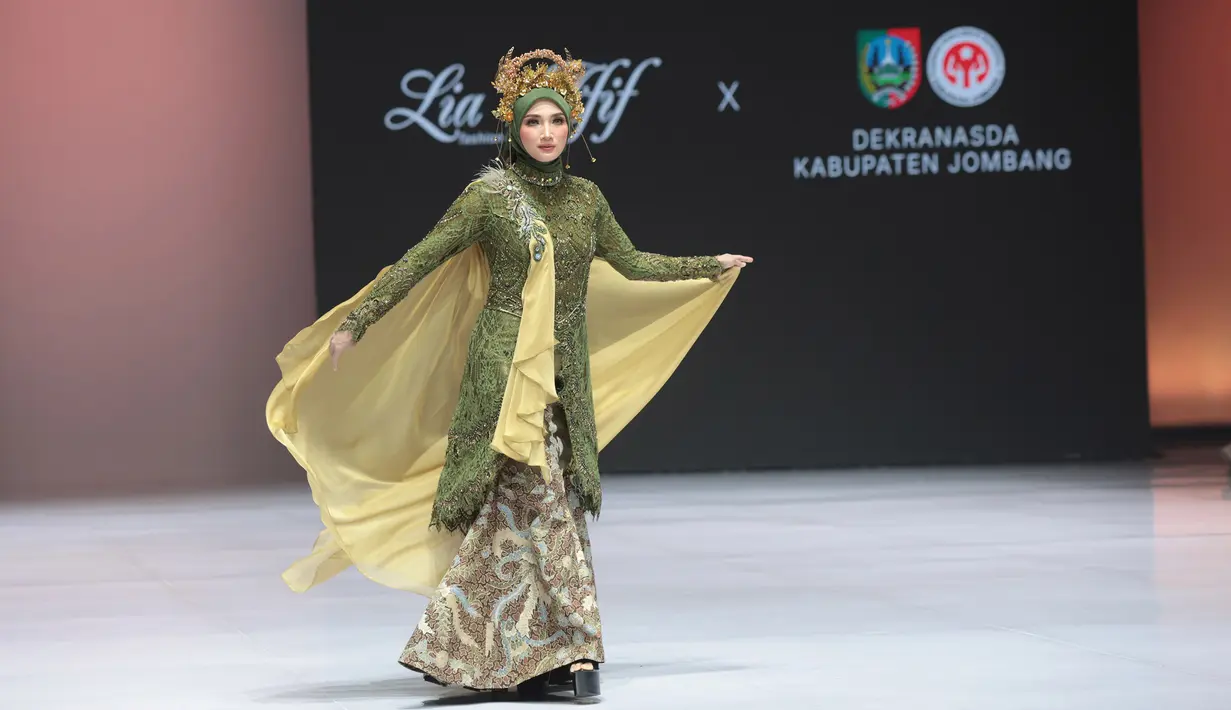 Model memperagakan busana berbahan Batik Tulis Jombang dalam koleksi AKASA DHARANI karya Lia Afif pada Indonesia Fashion Week (IFW) 2026 di Jakarta, Jumat, 31 Juli 2026. (KLY/Budy Santoso)
