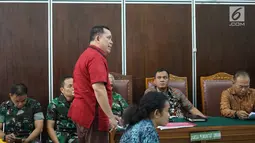 Kuasa hukum tersangka dugaan makar dan kepemilikan senjata api ilegal Kivlan Zen, Tonin Tachta saat mengikuti sidang permohonan praperadilan di PN Jakarta Selatan, Senin (22/7/2019). Tonin Tachta meminta hakim membatalkan penetapan tersangka atas Kivlan Zen. (Liputan6.com/Immanuel Antonius)