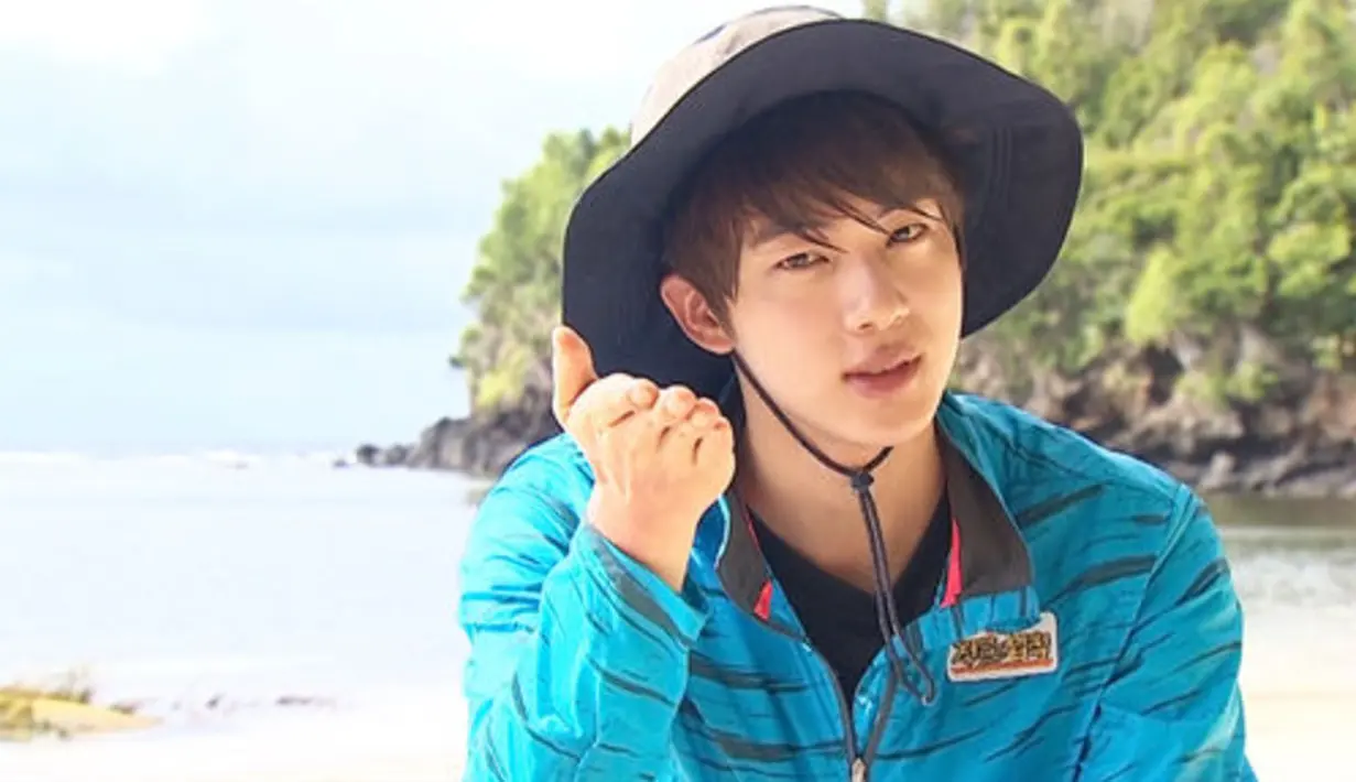 Selain mempunyai wajah yang tampan, Jin BTS juga punya sorot mata yang menyejukkan hati. (Foto: Soompi.com)