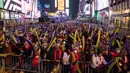 Orang-orang berkumpul saat perayaan malam Tahun Baru di Times Square, New York City, Amerika Serikat, Jumat (31/12/2021). (Yuki IWAMURA/AFP)