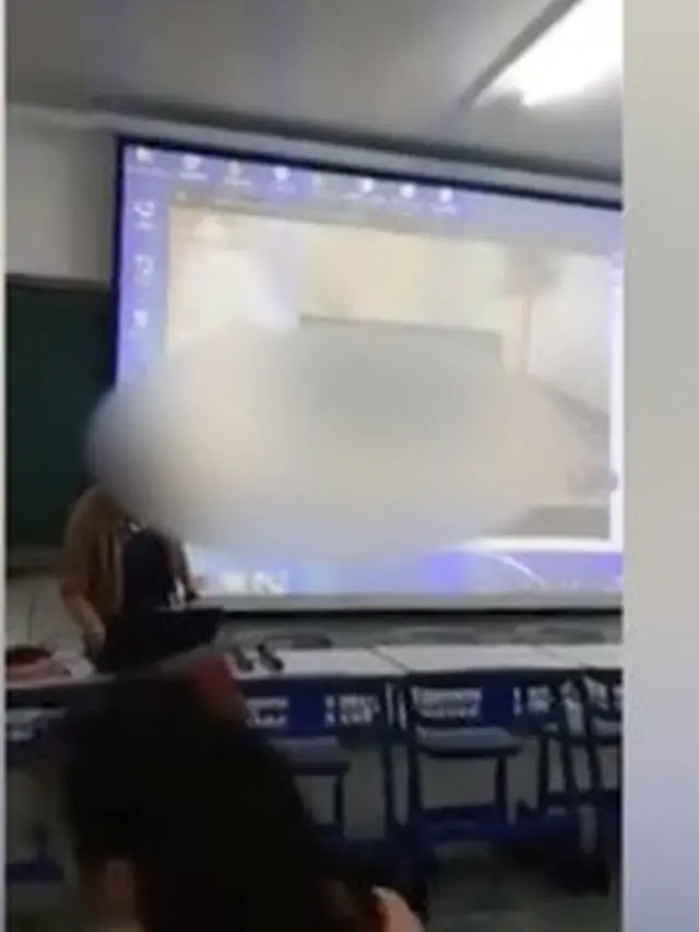 guru pasang video porno di depan kelas (foto: LiveLeak/Metro)