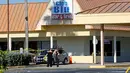 Petugas polisi berjalan di tempat parkir Club Blu setelah insiden penembakan di Fort Myers, Florida, Senin (25/7). Dua orang tewas dalam serangan penembakan di klub malam tersebut yang dilaporkan sebagai tempat pesta untuk remaja. (REUTERS/Joe Skipper)