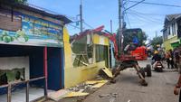 Satpol PP Bongkar 90 Bangunan Liar di Depok, Sempat Adu Mulut dengan Pengurus RW