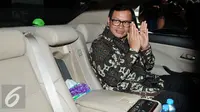 Sekretaris Kabinet Pramono Anung saat berada didalam mobil usai mengunjungi KPK, Jakarta, Senin (28/9/2015). Kedatangan Pramono untuk menyampaikan Laporan Harta Kekayaan Penyelenggara Negara (LHKPN) ke KPK.  (Liputan6.com/Andrian M Tunay)