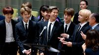 Boyband Korea Selatan, Bangtan Sonyeondan (BTS) berbicara dalam Sidang Umum Perserikatan Bangsa-Bangsa (PBB) di New York, Senin (24/9). Ini merupakan kali pertama grup K-Pop berbicara dalam Sidang Umum Tahunan PBB. (AP/Craig Ruttle)