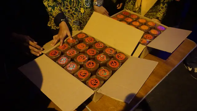 Penukaran Sampah dengan Kue Keranjang