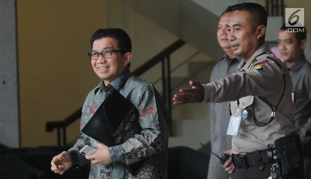 Mantan Deputi Gubernur Bank Indonesia Muliaman D Hadad (kiri) usai menjalani pemeriksaan oleh penyidik di Gedung KPK, Jakarta, Senin (27/5/2019). Muliaman diperiksa untuk dimintai keterangan terkait pengembangan kasus Bank Century. (merdeka.com/Dwi Narwoko)