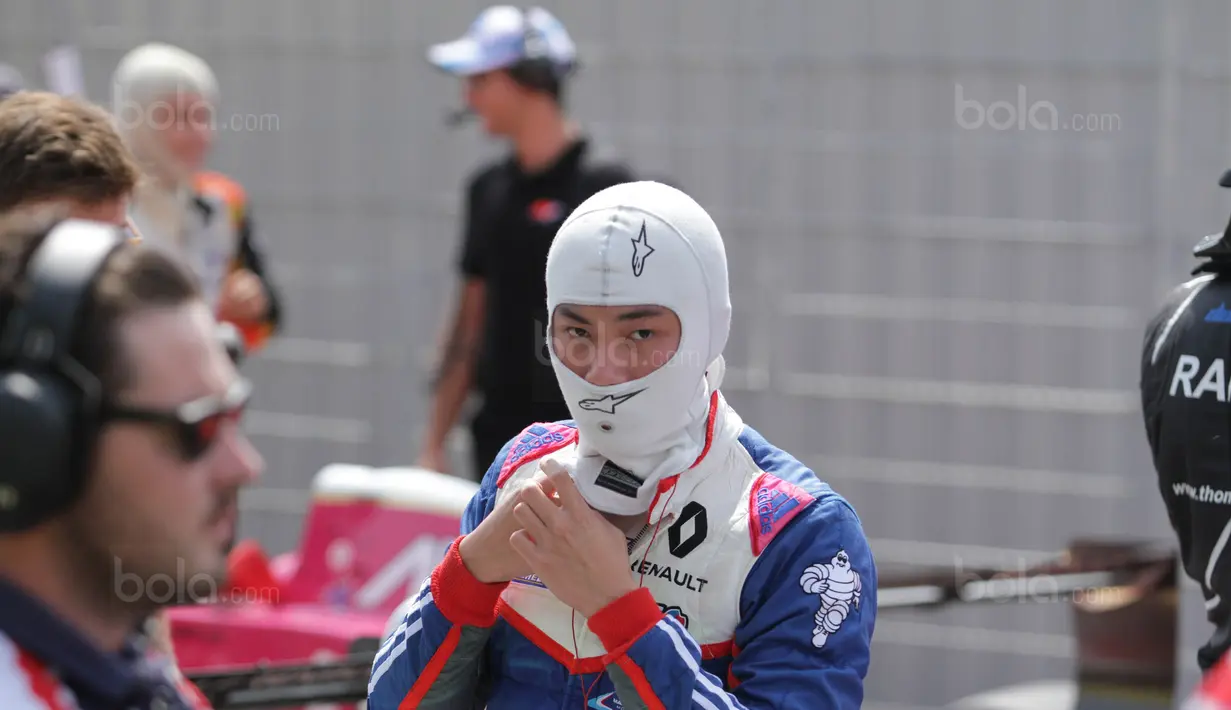 Pebalap Indonesia, Presley Martono, bersiap jelang balapan Formula Renault 2.0 Eurocup di Sirkuit Red Bull Ring, Austria, Minggu (23/7/2017). Presley gagal finis karena ditabrak. (Bola.com/Reza Khomaini)