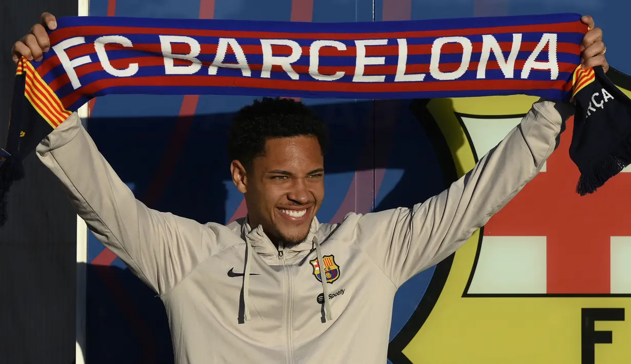 Perpindahan Vitor Roque dari klub Brasil, Athletico Paranaense ke Barcelona menjadi kesepakatan transfer termahal sebelum bursa transfer Januari 2024 resmi dibuka. Striker Brasil berusia 18 tahun tersebut didapatkan Barcelona dengan nilai transfer mencapai 40 juta euro atau setara Rp680 miliar dengan durasi kontrak selama 7,5 tahun hingga 30 Juni 2031. (AFP/Josep Lago)