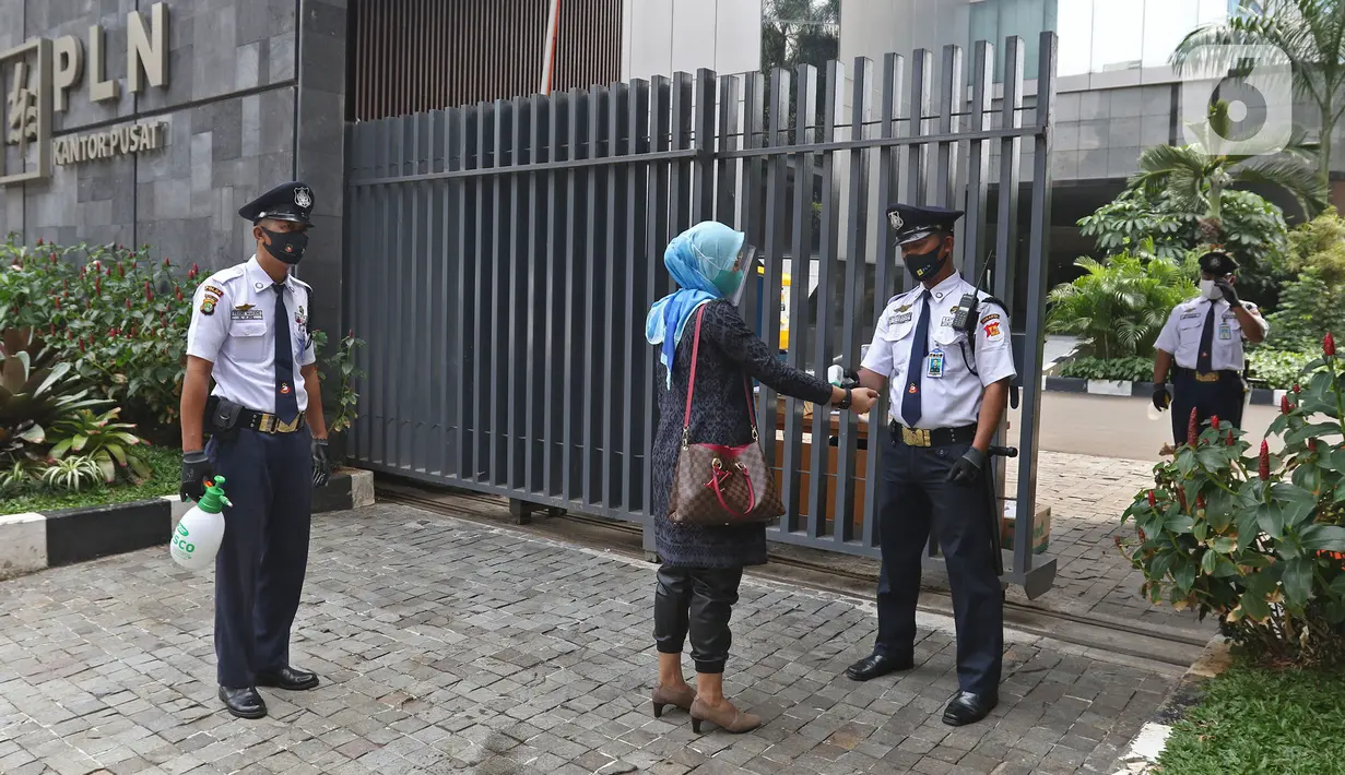 Petugas memeriksa suhu tubuh karyawan di Kantor PLN Pusat, Jakarta, Selasa (21/7/2020). PT PLN (Persero) memutuskan untuk menutup sementara kantor pusat  setelah enam orang karyawan PLN dinyatakan positif COVID-19, dimulai hari Senin (20/7) hingga Jumat (24/7). (Liputan6.com/Herman Zakharia)