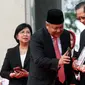 Gubernur BI Perry Warjiyo dan Presdir BCA Jahja Setiaatmadja mencoba transaksi menggunakan QR Code Indonesian Standard (QRIS) di kantor BI, Jakarta, Sabtu (17/8/2019). QRIS merupakan bagian transformasi digital di Sistem Pembayaran Indonesia yang berlaku 1 Januari 2020. (Liputan6.com/HO/Rizal)