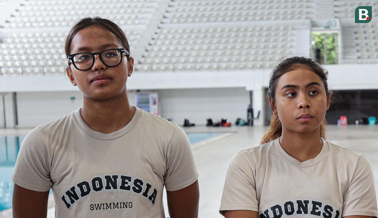 Adelia Chantika (kiri) dan Azzahra Permatahani tampak serius mendengarkan pengumuman atlet akuatik indonesia yang terpilih ke SEA Games 2025. (Bola.com/Abdul Aziz)