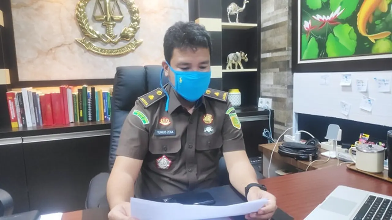 Kasi Pidana Khusus Kejari Pekanbaru Yunius Zega memberi keterangan penetapan tersangka dana PMBRW dan dana kelurahan Pekanbaru.