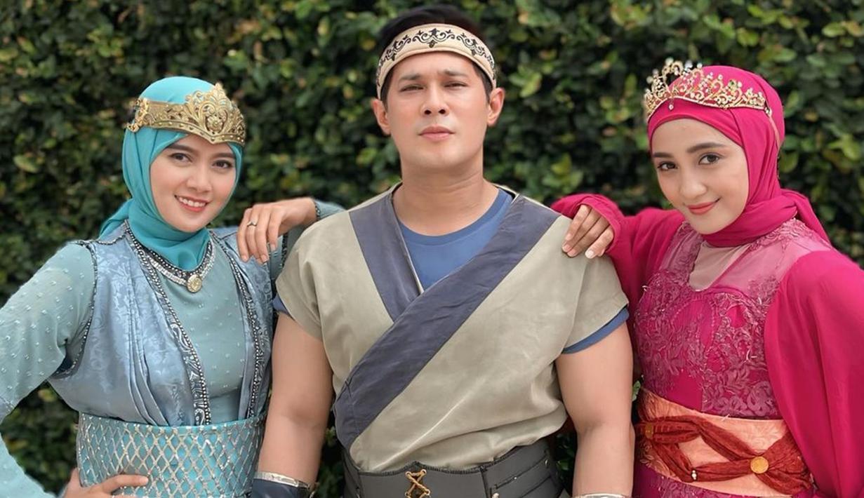 Afdhal Yusman tampil gagah dengan busana khas raja, sementara Penty dan Lisda Oxalis melengkapi suasana kolosal dengan mengenakan pakaian khas dayang dan permaisuri. Sesi live ini pun tidak hanya menjadi ajang jual beli, tetapi juga hiburan bagi para penonton. (Liputan6.com/IG/@afdhal_yusman)