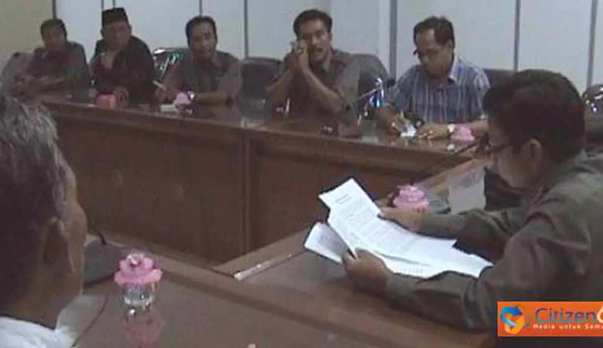 Citizen6, Jember: Perwakilan warga Dusun Mandilis, Desa Sanenrejo yang menjadi korban erosi Sungai Mandilis menemui Komisi C DPRD Kabupaten Jember didampingi oleh DPC relawan perjuangan demokrasi (REPDEM) Jember, Senin (18/4). (Pengirim: Sapto Raharjanto)