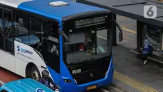 Warga menaiki Bus Transjakarta di kawasan Sudirman, Jakarta, Jumat (4/10/2024). (Liputan6.com/Angga Yuniar)