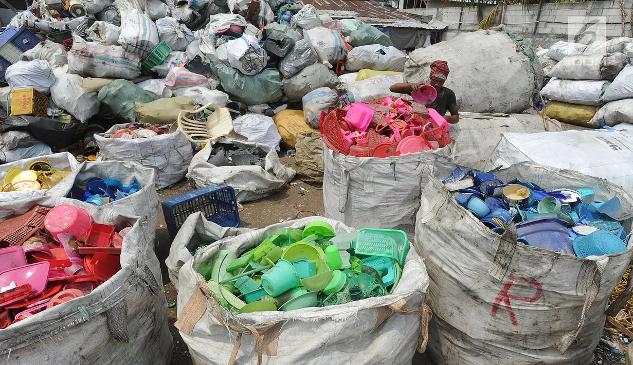 Pekerja memilah sampah plastik di pabrik pengolahan kawasan Kapuk, Cengkareng, Jakarta, Selasa (17/9/2019). Pabrik membeli sampah plastik dari para pemulung dengan harga Rp 3.000 per Kg. (merdeka.com/Arie Basuki)