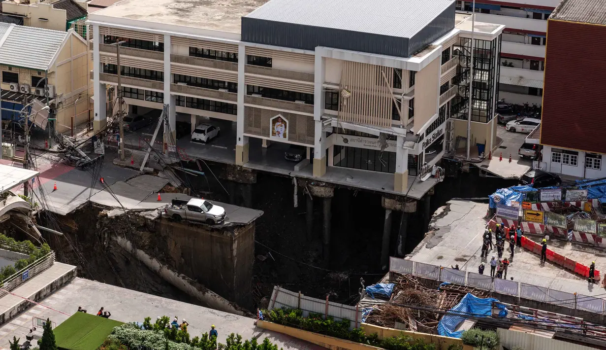Muncul Sinkhole Sedalam 50 M di Depan Rumah Sakit Bangkok