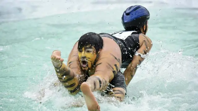 (ilustrasi) World Wife Carrying Championship 2013 (Roni Rekomaa / AFP PHOTO)