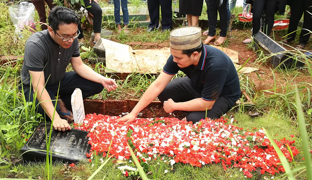 Memilih lokasi pemakaman bersebelahan dengan makam ayah dan ibunya, Bekti bermaksud agar mendiang Athar bisa bertemu dan berkumpul bersama dengan kakek dan neneknya. (Bambang E. Ros/Bintang.com)