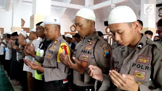 Ratusan anggota polisi melakukan salat ghaib untuk para petugas yang tewas dalam bentrokan yang tejadi di mako Brimob.