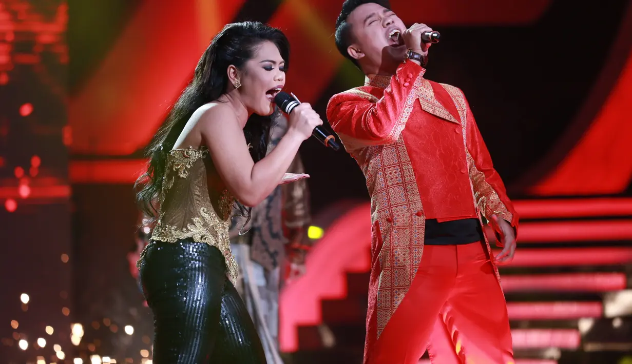 "Ini penampilan begini kalau gak standing ovation sih keterlaluan. Kalian berdua ini gila, kalau Weni gak juara sih keterlaluan," kata Soimah memuji Weni dan Danang. (Adrian Putra/Bintang.com)