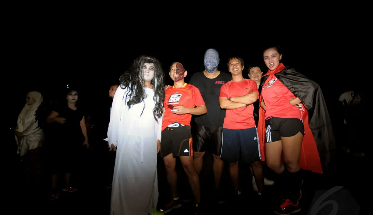Sejumlah orang berpose menggunakan kostum menyeramkan saat merayakan perayaan Halloween di kawasan Stadion Gelora Bung Karno, Jakarta, Kamis (30/10/2014). Halloween merupakan tradisi perayaan malam 31 Oktober. (Liputan6.com/Helmi Fithriansyah)