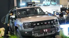 Seorang pengunjung mengamati Jetour T2 buatan pabrikan mobil China Chery saat Gaikindo Jakarta Auto Week (GJAW) 2025 di Tangerang, Banten, Jumat 21 November 2025. Pameran otomotif Gaikindo Jakarta Auto Week (GJAW) 2025 resmi dimulai pada hari ini, Jumat (21/11/2025). (AP Photo/Tatan Syuflana)