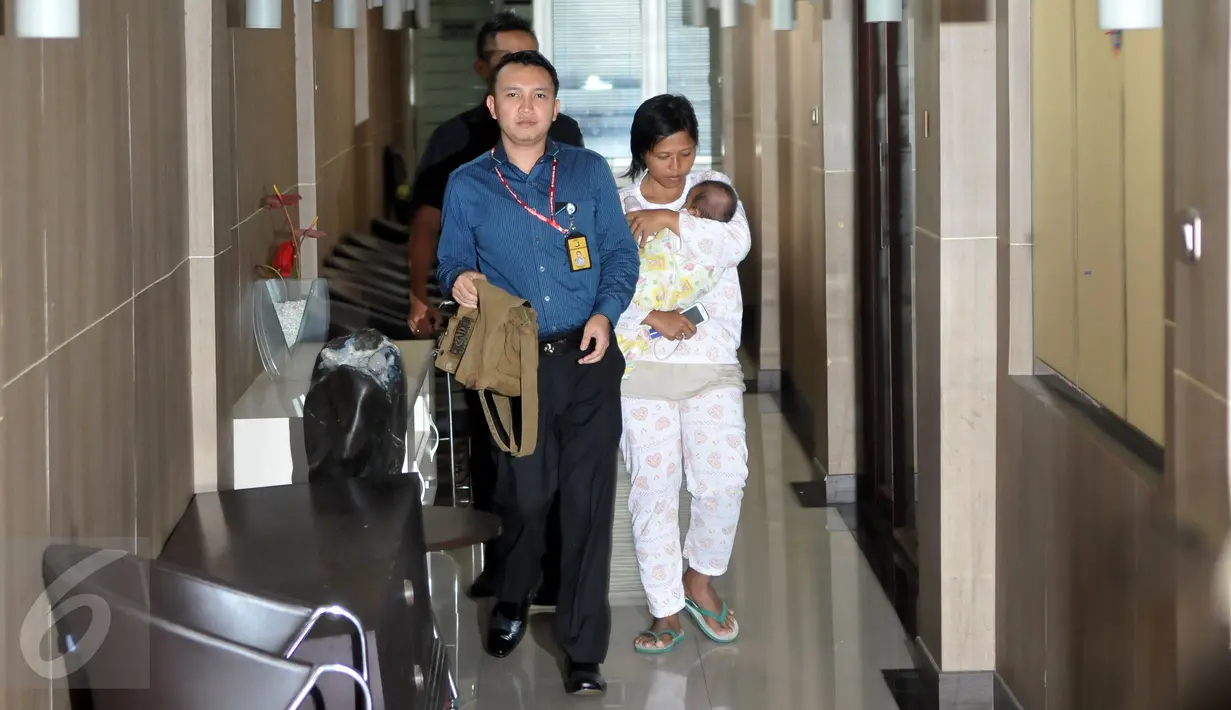 Dian Ekawati menggendong bayinya usai ditemukan polisi dari sindikat penjualan bayi, Jakarta, Selasa (1/3/2016). Sebanyak empat orang ditangkap polisi karena diduga terlibat penculikan bayi Suci Sobari (4 bulan). (Liputan6.com/Johan Tallo)