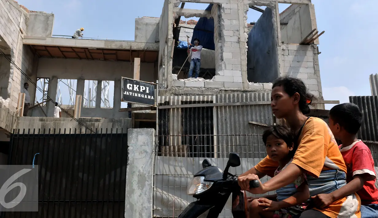 Warga saat melintasi Gereja Kristen Protestan Indonesia (GKPI) saat di bongkar di Jatinegara, Jakarta Timur, Sabtu (25/7/2015). Gereja ini terpaksa dibongkar karena tidak mempunyai Ijin Mendirikan Bangunan (IMB). (Liputan6.com/Johan Tallo)