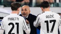Pelatih Juventus, Luciano Spalletti, berbicara kepada sang gelandang Fabio Miretti saat laga Liga Champions 2025/2026 melawan Sporting CP di Allianz Stadium, Turin, Rabu (5/11/2025) dini hari WIB. (Marco Bertorello/AFP)