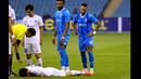Bek PFC Navbahor, Abror Ismailov (bawah) terbaring di lapangan usai insiden dengan striker Al Hilal, Neymar (kanan) pada laga Grup D Liga Champions Asia 2023/2024 di King Fahd International Stadium, Riyadh, Selasa (19/9/2023) dini hari WIB. (AFP/Fayez Nureldine)