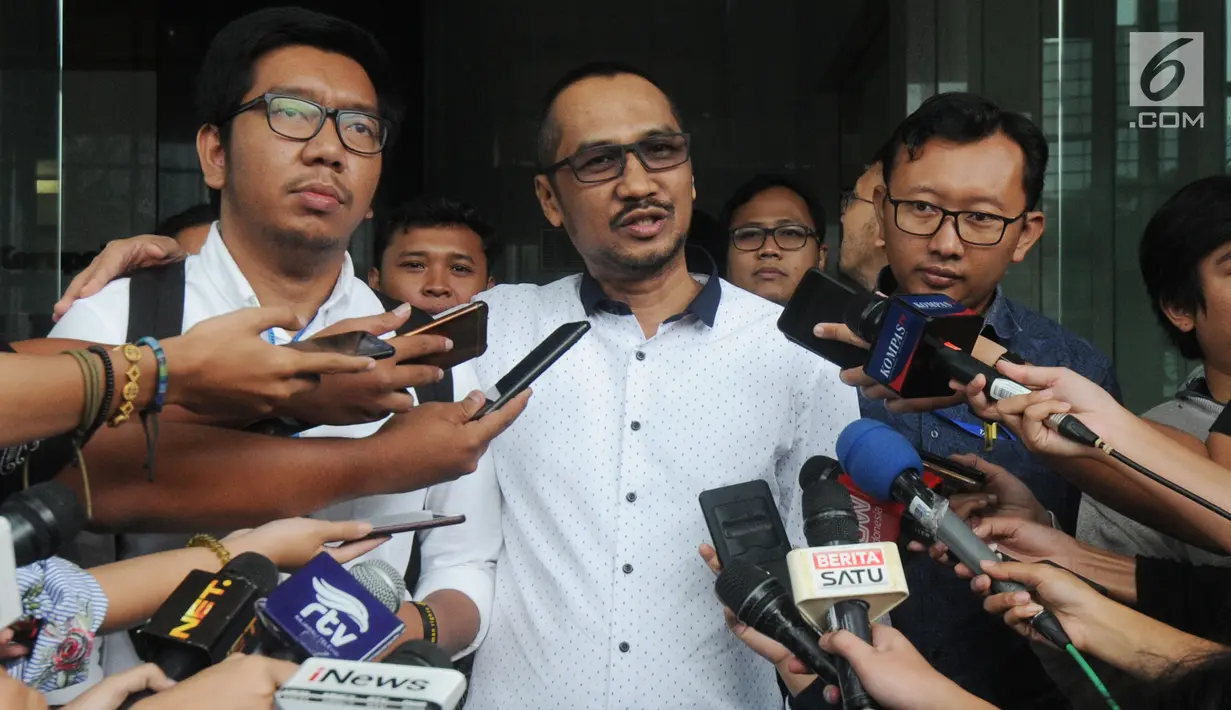 Mantan Ketua KPK Abraham Samad dan Koalisi Masyarakat Sipil Anti Korupsi usai melakukan pertemuan di Gedung KPK, Jakarta, Jumat (3/5/2019). Abraham bertemu pimpinan KPK dan meminta lembaga antikorupsi itu menyelesaikan sejumlah persoalan yang belum tuntas sampai sekarang. (merdeka.com/Dwi Narwoko)