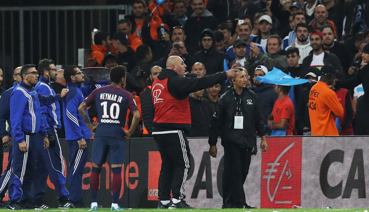 Pemain PSG, Neymar (tengah) menatap suporter Marseille, sebelum melakukan tendangan pojok  pada lanjutan Ligue 1 di  Velodrome Stadium, Marseille, (22/10/2017). PSG bermain imbang 2-2 melawan Marseille. (AFP/Valery Hache)
