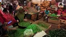 Suasana aktivitas jual beli di Pasar Induk Kramat Jati, Jakarta Timur, Minggu (12/4/2020). Kegiatan di pasar tersebut berjalan normal selama pandemi COVID-19, namun penjual dan pekerja masih terlihat belum mengenakan masker. (Liputan6.com/Johan Tallo)