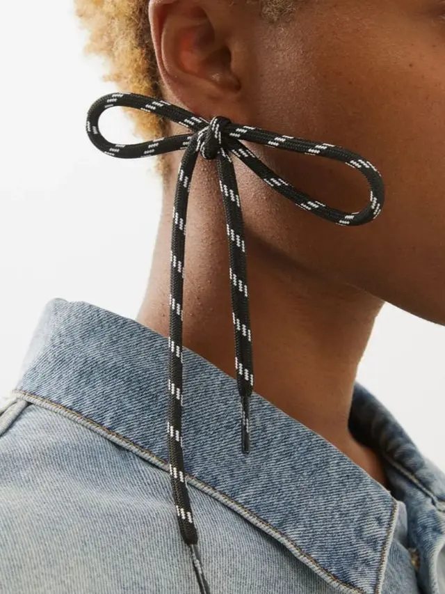 Balenciaga Jual Anting-Anting dari Tali Sepatu Seharga Rp3 Jutaan, Bikin Netizen Kesal