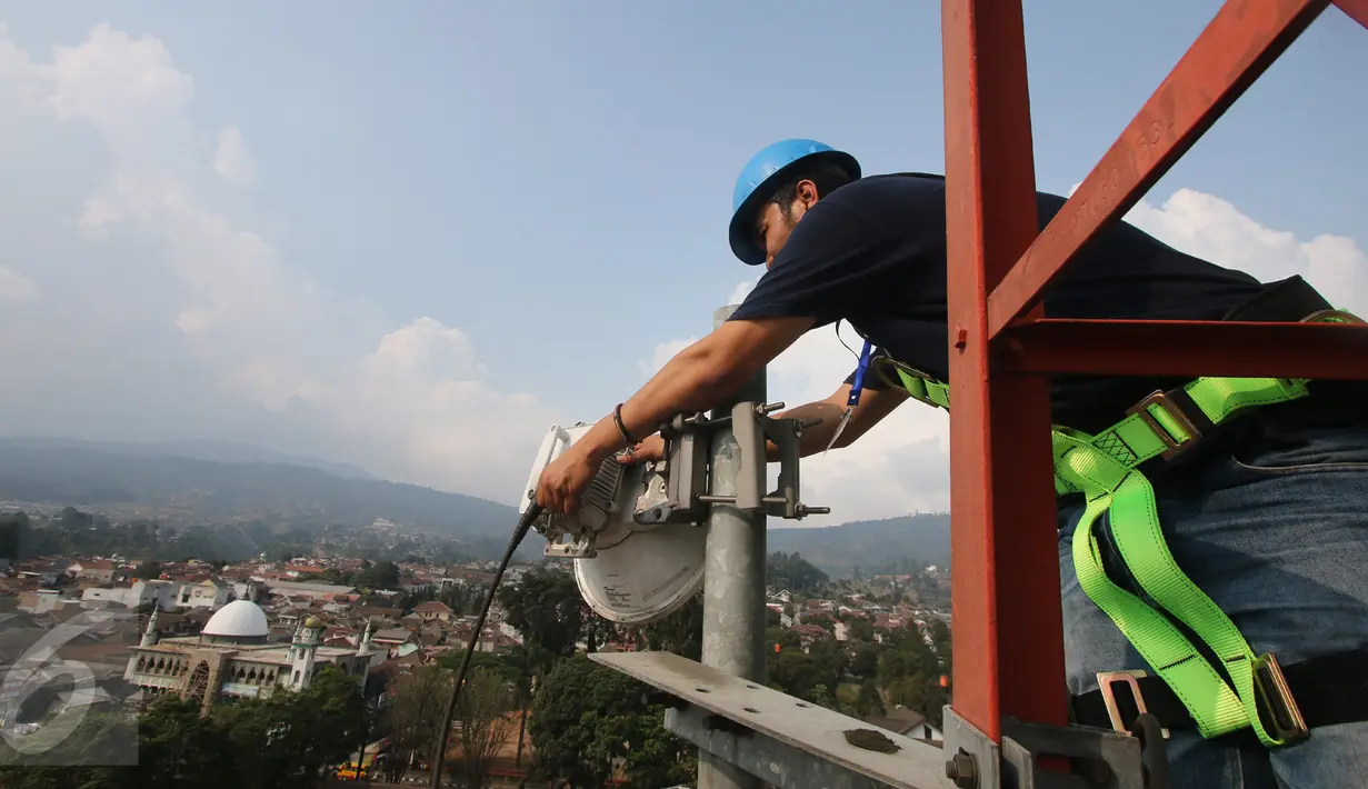Teknisi XL melakukan perawatan atas perangkat BTS 4G di atas menara di kawasan Lembang, Bandung, (2/11/2015). Proses refarming atau penataan ulang frekuensi 1800Mhz telah selesai untuk wilayah Kota Bandung dan sekitarnya. (Liputan6.com/Yudha Gunawan)