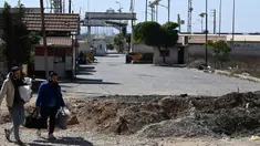 Foto menunjukkan lubang yang disebabkan oleh serangan Israel di jalan menuju penyeberangan perbatasan Jousieh, Suriah, dengan Lebanon pada 28 Oktober 2024. (LOUAI BESHARA/AFP)