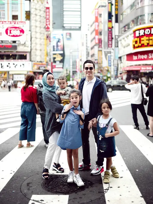 Tak ayal kabar pernikahannya di tahun 2007 sukses membuat publik terkejut. 10 tahun menikah, rumah tangga pasangan ini benar-benar jauh dari kabar tak sedap. (Foto: instagram.com/riostokhorst)