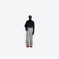 Salah satu koleksi celana Balenciaga dikecam karena desainnya yang disebut rasis. (balenciaga.com).