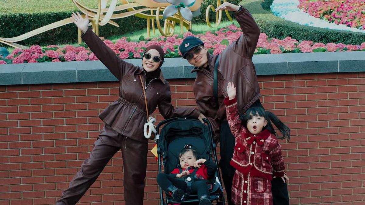 6 Gaya Atta Halilintar dan Aurel Hermansyah Liburan Tahun Baru ke Cina, Momong Ameena-Azura