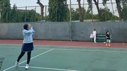 Beberapa momen Natasha Rizky sering bermain tenis. Gayanya saat main tenis ini curi perhatian. Banyak yang menyebut perempuan berusia 28 tahun saat bermain tenis bergaya simpel tapi menawan.  (Liputan6.com/IG/@natasharizkynew)