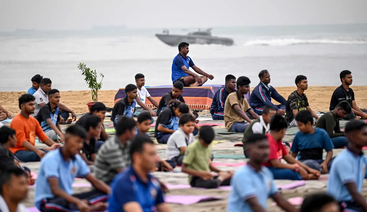 Di India, ribuan orang memperingati Hari Yoga Internasional dengan sesi yoga massal untuk mengajak masyarakat hidup lebih seimbang. (R. Satish BABU/AFP)