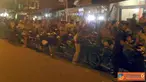 Pengendara roda dua mengantri BBM di SPBU Riau, terjadi antrian panjang sepeda motor sampai satu kilometer dan antrian mobil sampai tiga kilometer.