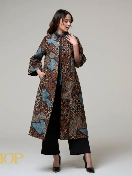 Outer Syarzine, outer kemeja lengan panjang ⅞ berbahan doby dari HOP, hadir dengan warna dasar cokelat yang dipadukan motif biru muda. Desainnya menghadirkan kesan anggun dan nyaman untuk berbagai kesempatan. [Dok/instagram/batikbyhop.id]