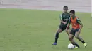 Pemain Timnas Indonesia U-22, Dallen Doke, berebut bola dengan Osvaldo Haay saat latihan di Stadion Madya, Senin (21/1). Pemain yang pernah merumput di Spanyol ini bertekad menembus skuat utama untuk tampil di Piala AFF U-22. (Bola.com/M Iqbal Ichsan)