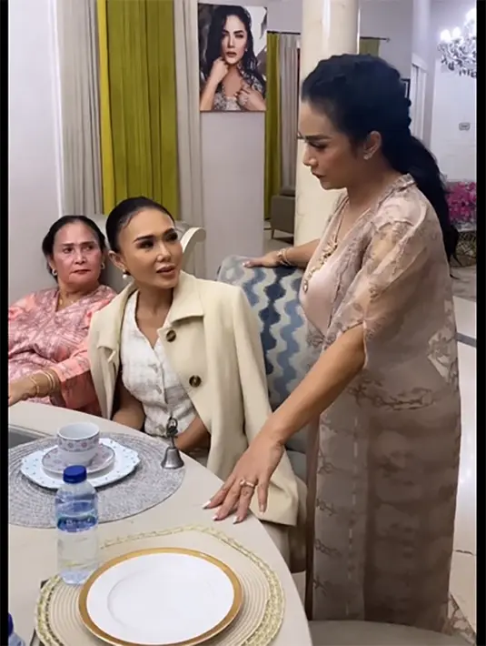 Penyanyi Yuni Shara mengaku, salah satu tradisi keluarganya saat buka  puasa pertama adalah kumpul bersama mama, Ny. Rachma Widadiningsih.  Yuni bersama ibunda dan adiknya, Krisdayanti. [Instagram/yunishara36]