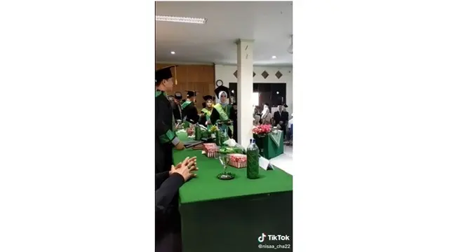 Punya Nama Sama, Tiga Wisudawan Ini Maju Berurutan saat Dipanggil ke Depan